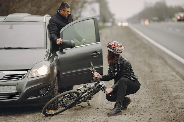 Beschädigtes Auto eines Arbeitnehmers nach Wegeunfall vor dem Büro.