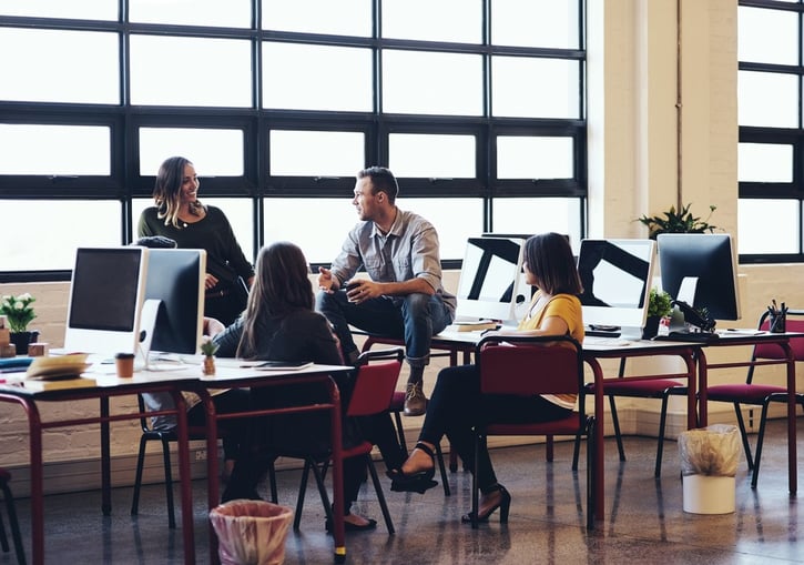 Bild eines Teams, das gemeinsam an der Arbeitsplatzgestaltung arbeitet.