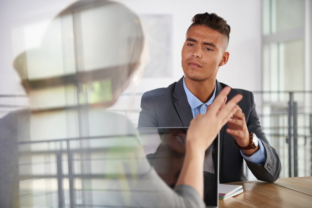 Arbeitgeber bespricht Kündigungsrichtlinien während der Elternzeit.